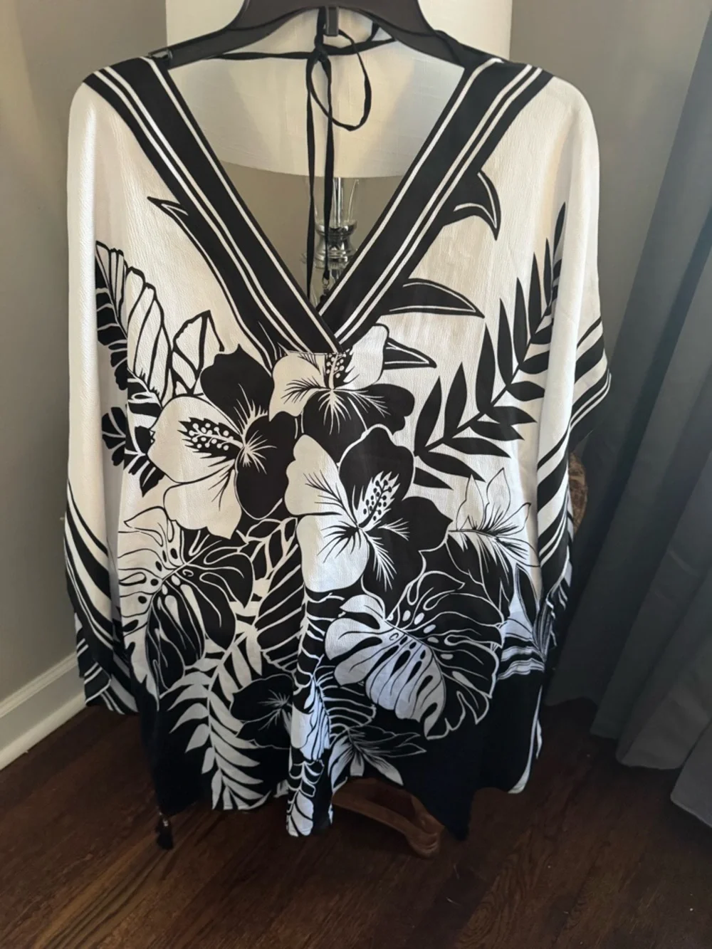 Tommy Bahama Tunic Cover up Hibiscus Printed Tunic v-neck and tropical design